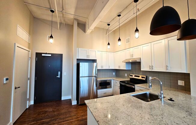 2 beds, 2 baths, 957 sqft, $2,100, Unit UNIT 606