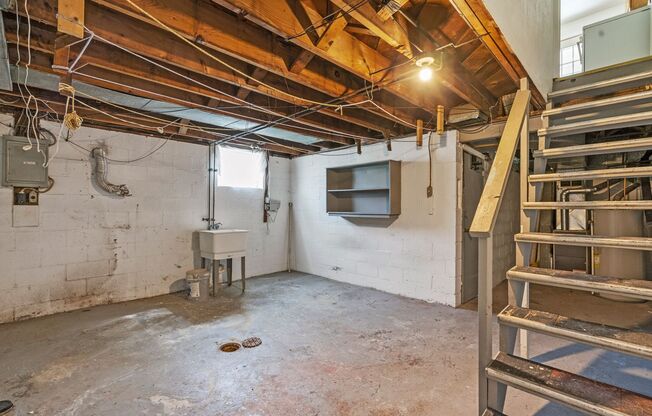 2 beds, 1 bath, $1,000, Unit 1752 Pioneer Avenue