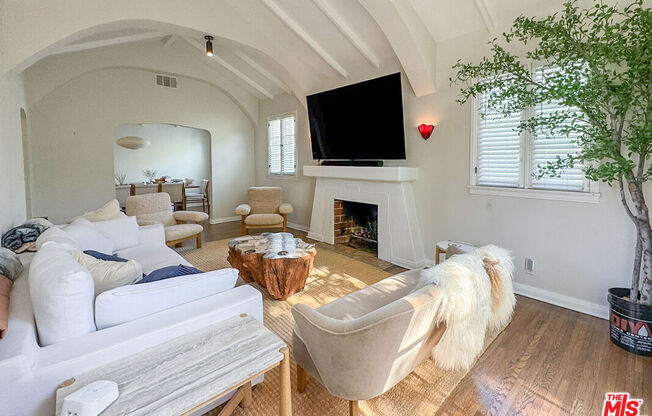 345 WESTBOURNE DR