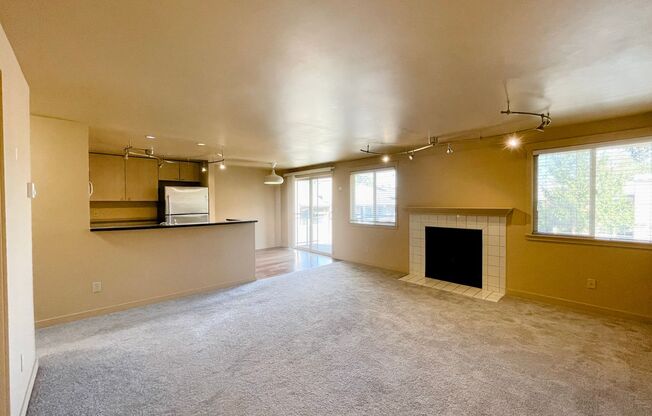 Spacious 2 Bed in Beautiful Complex!