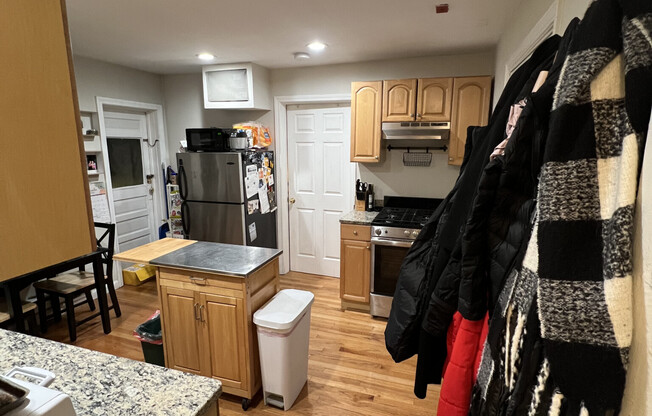 2 beds, 1 bath, $3,500, Unit 4