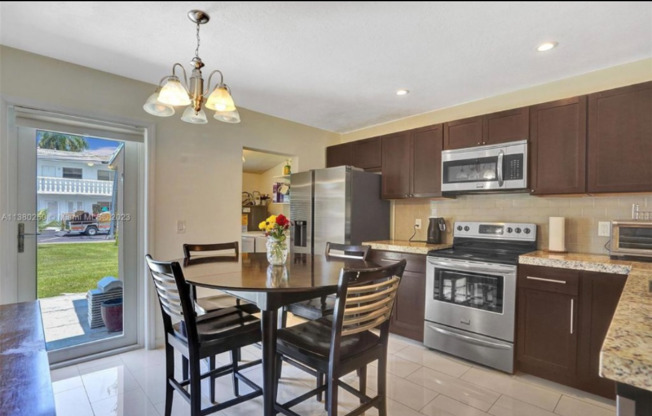 1739 N 16 CT