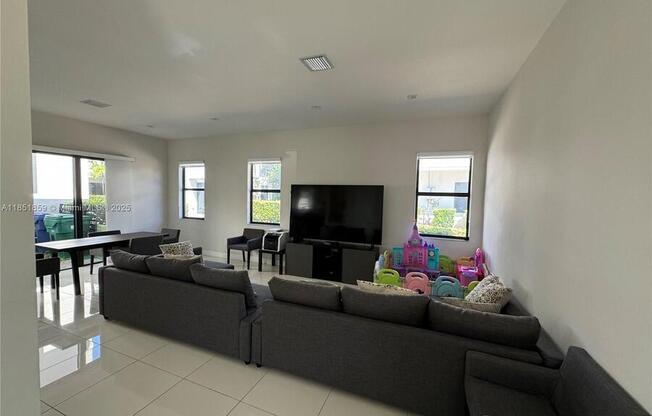 8283 NW 47 LN