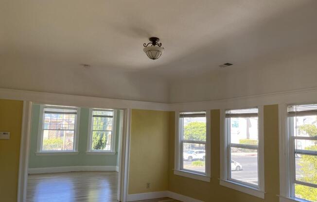 433 W MACARTHUR BLVD