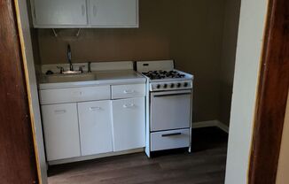 Studio, 1 bath, $595, Unit Apt B