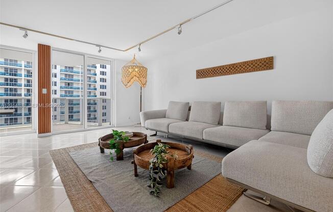 2401 Collins Ave