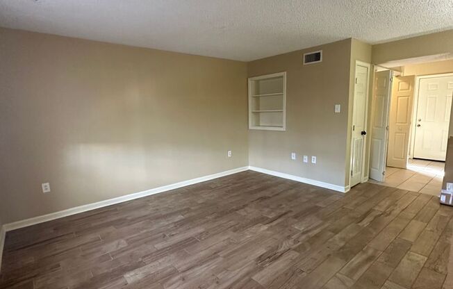 2 beds, 1.5 baths, 1,176 sqft, $1,075, Unit APT4