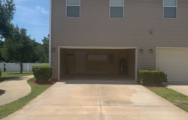 Spacious 3 Bed/2.5 Bath Townhome in Oakleaf
