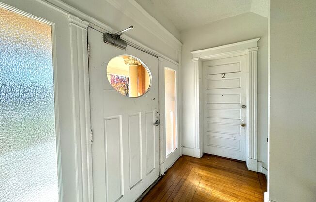 2 beds, 1 bath, 700 sqft, $1,200, Unit Unit 2