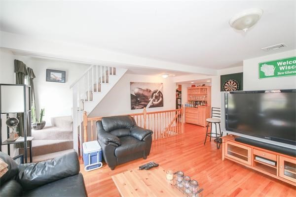 3 beds, 1 bath, 1,390 sqft, $3,100, Unit 2