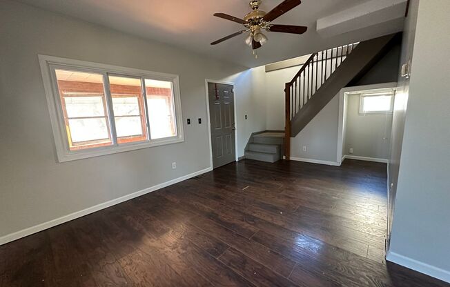 Single Family Home 3 beds 1 bath Available Now!