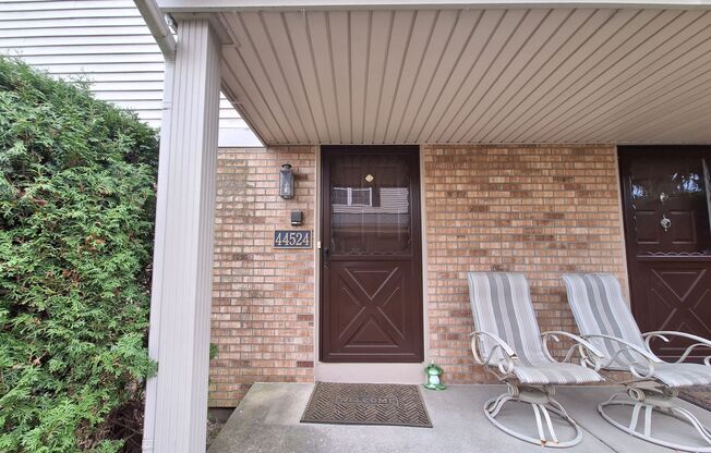 Charming 2 bedroom Clinton Twp Condo