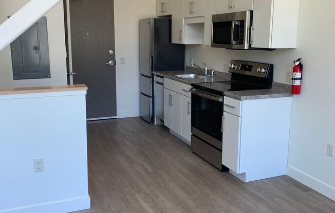 Studio, 1 bath, 350 sqft, $1,625, Unit 122