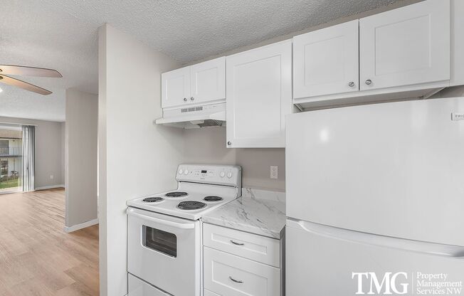 3 beds, 1 bath, 943 sqft, $1,550, Unit 37