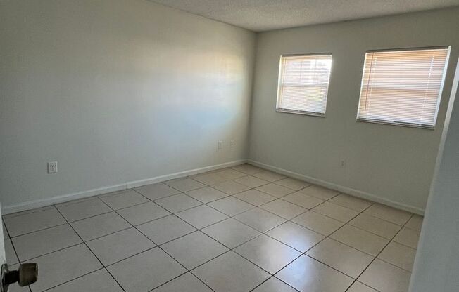 3 beds, 2 baths, $1,800, Unit Apt B