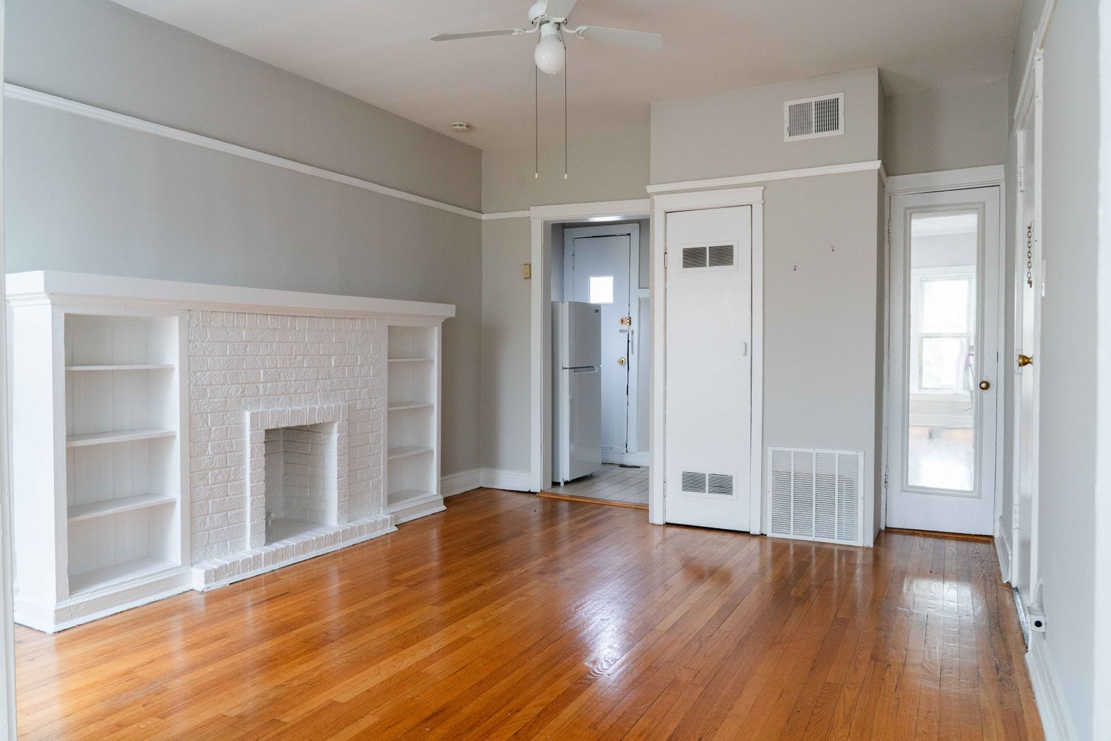 Uptown / Ravenswood - Studio - w/ Decorative Fireplace