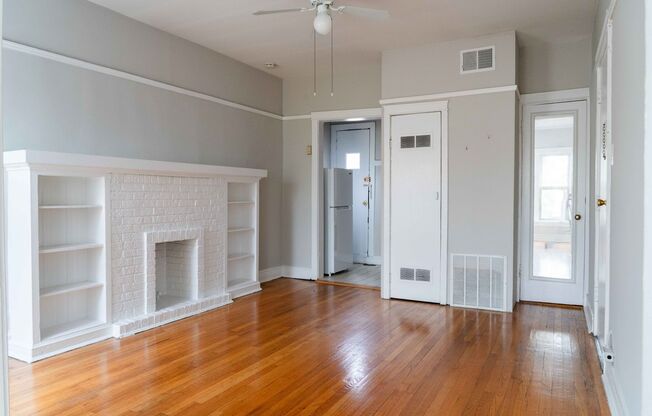 Uptown / Ravenswood - Studio - w/ Decorative Fireplace