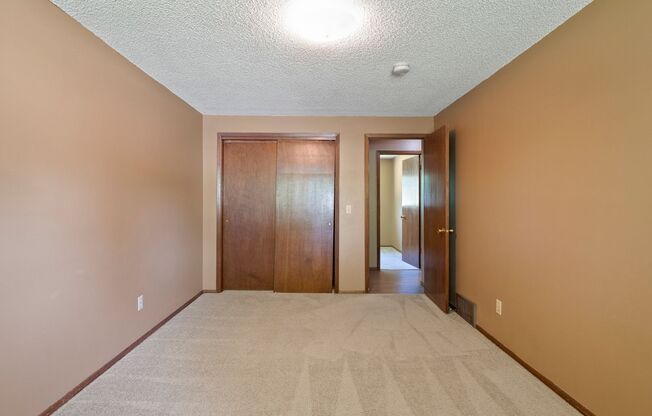 3 beds, 1 bath, $1,695, Unit 505