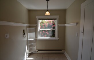 2 beds, 1 bath, 750 sqft, $1,295, Unit J