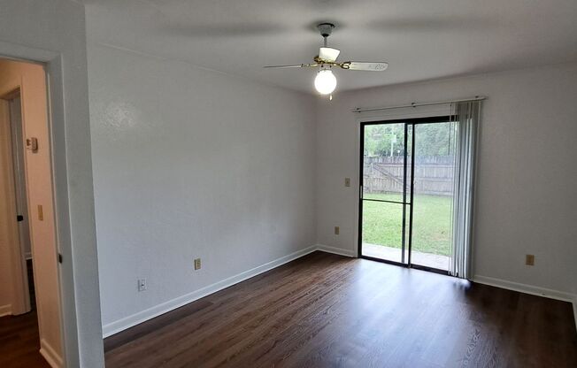 2 beds, 1 bath, $1,050