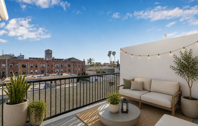 1827 N Wilcox Ave - Now Offering a $500 Look & Lease Credit on Select Units!