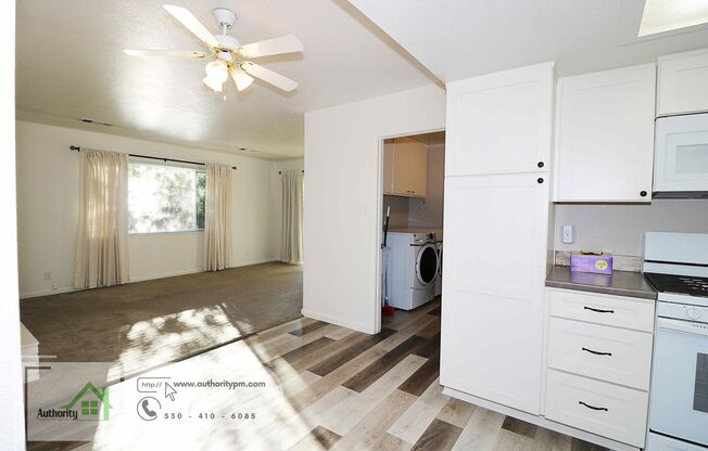 2202 Canal Dr - Family & Living Room with 2 Fireplaces | Tiled Walk-In Shower