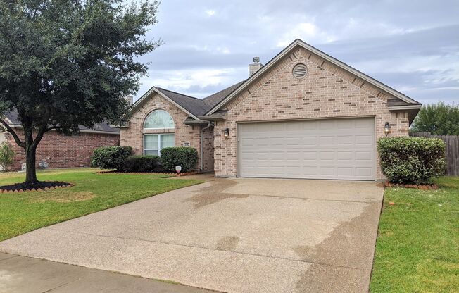 May Move In! 3 Bed 2 Bath In Edelweiss Gartens!