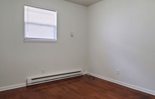 2 beds, 1 bath, $965, Unit 301 S. Gray St.