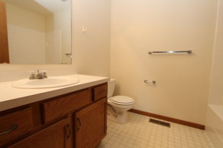 2 beds, 1 bath, $895, Unit APT. 4