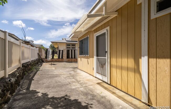 Studio in Salt Lake $1450 Electric Water and Sewer Included - 932 Alakapua St