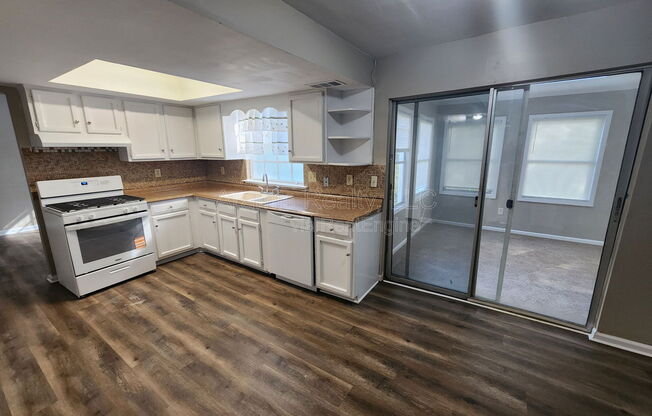 1366 HERITAGE GLN DR