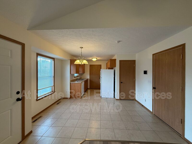 864 LORENZA DR