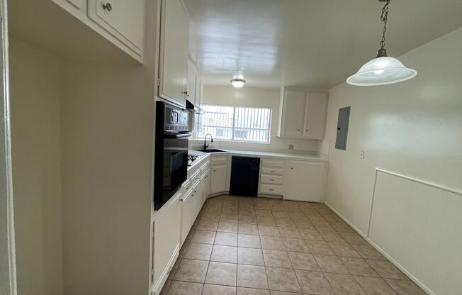 2 beds, 1 bath, 900 sqft, $2,195, Unit 301