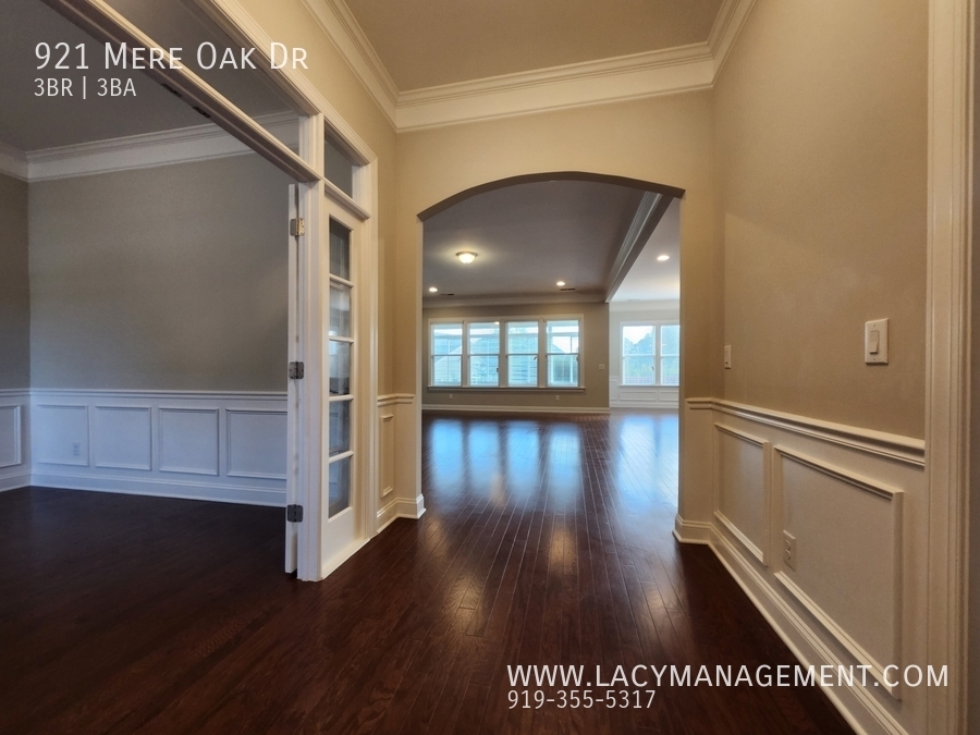 921 MERE OAK DR