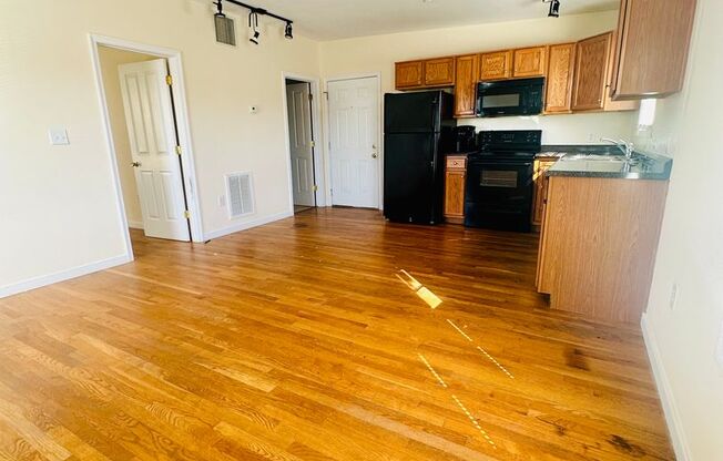 1 bed, 1 bath, $1,095, Unit Apt. A