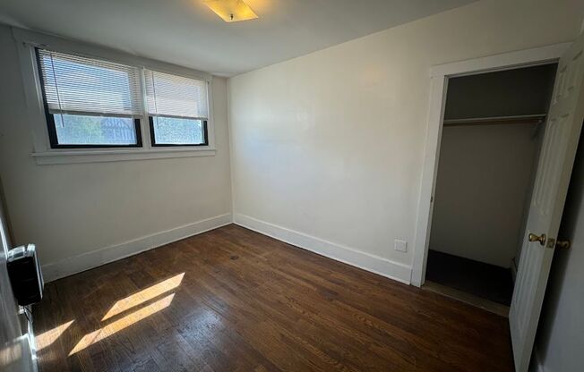 3 beds, 1 bath, $2,100, Unit 30