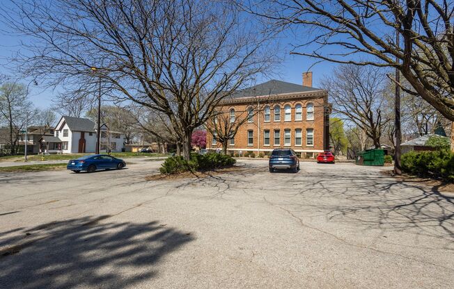 Saunders Apartments