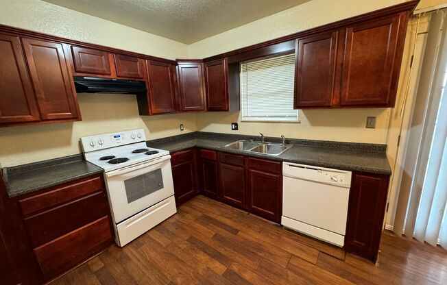 3 beds, 1 bath, $885