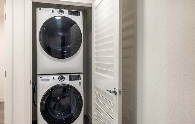 2 Bedroom Laundry - Coen & Columbia