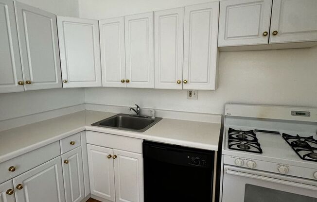 1 bed, 1 bath, 850 sqft, $1,600, Unit 4400-23