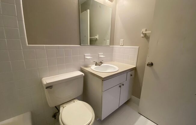 1 bed, 1 bath, 640 sqft, $995, Unit A11