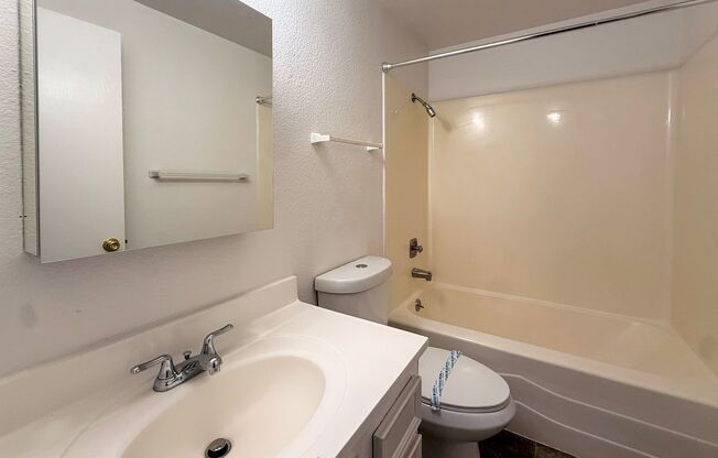2 beds, 1 bath, 889 sqft, $1,175, Unit 04