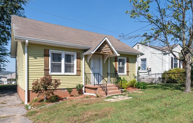 2 Bed/ 1 Bath Cottage in Charlotte Park, Fenced Yard and Pet Friendly