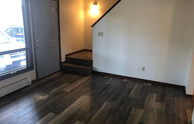 2 beds, 1 bath, 960 sqft, $895