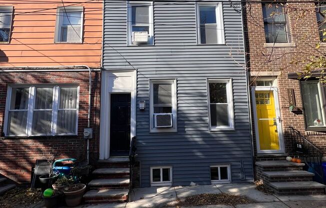 Stunning 2-Bedroom Townhome in Passyunk Square! Available NOW!