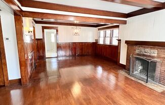 Charming 2 Bed / 2 Bath Apartment on Ocean Blvd – Garage Included