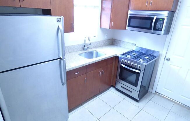 1 bed, 1 bath, 615 sqft, $2,300, Unit 3321 Barham Blvd