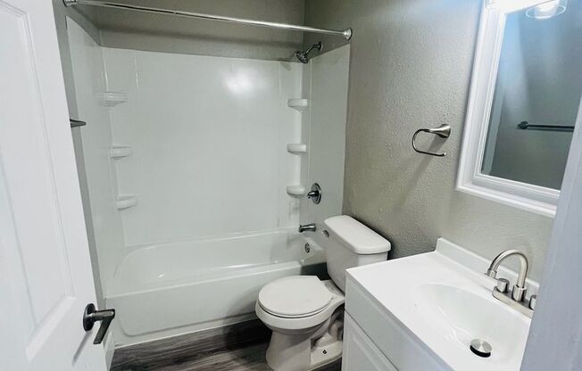 Studio, 1 bath, 400 sqft, $995, Unit 24