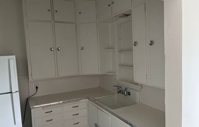 2 beds, 1 bath, $810, Unit D-2