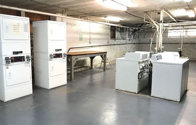 Studio, 1 bath, 400 sqft, $825, Unit 111